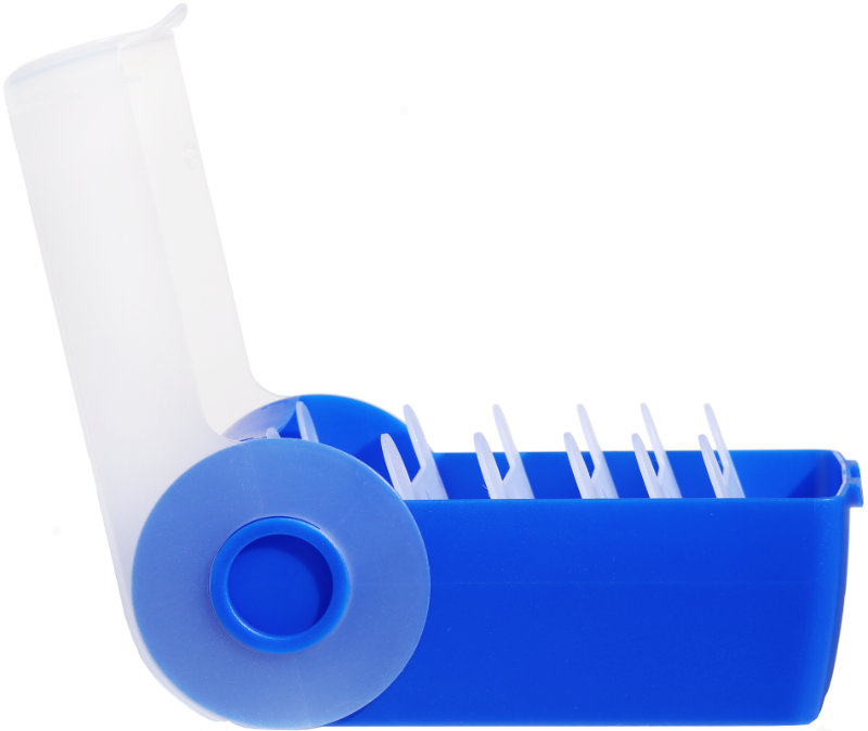 blaue Lernbox, geöffnet, in der Ansicht von der Seite